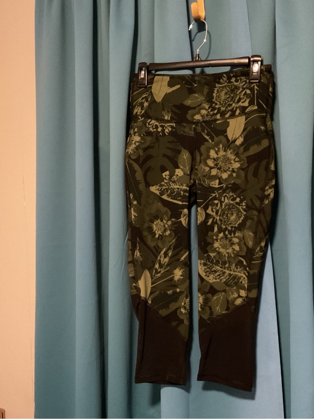 Old Navy Green and Black Floral Active Leggings